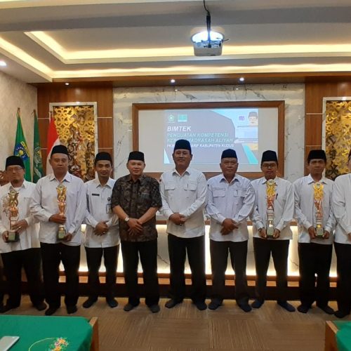 Foto Bersama Kakankemenag Kudus, Pengawas MA, dan Ketua LP. Ma'arif Kudus